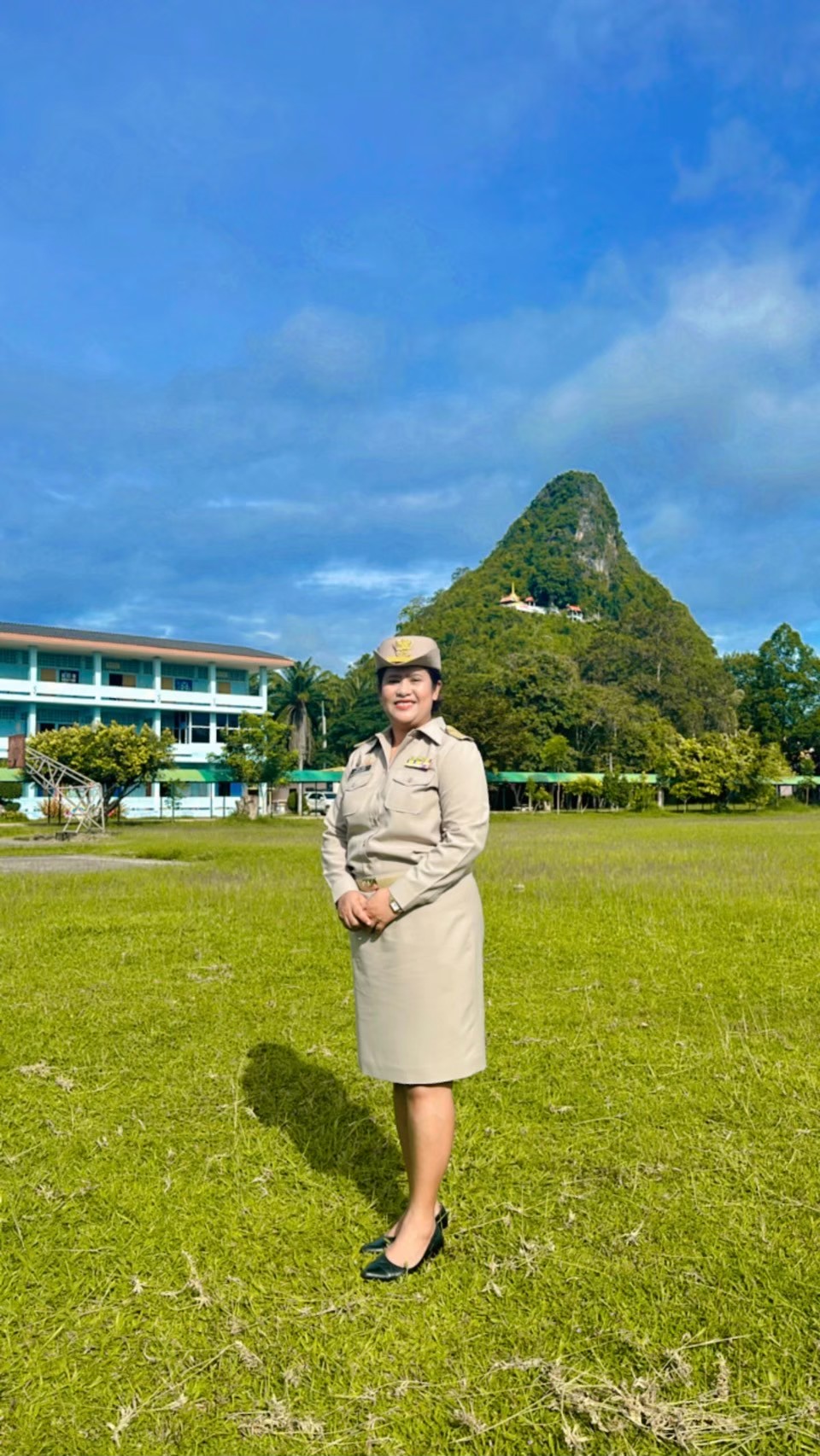 นางรุ่งนภา เย็นสบาย